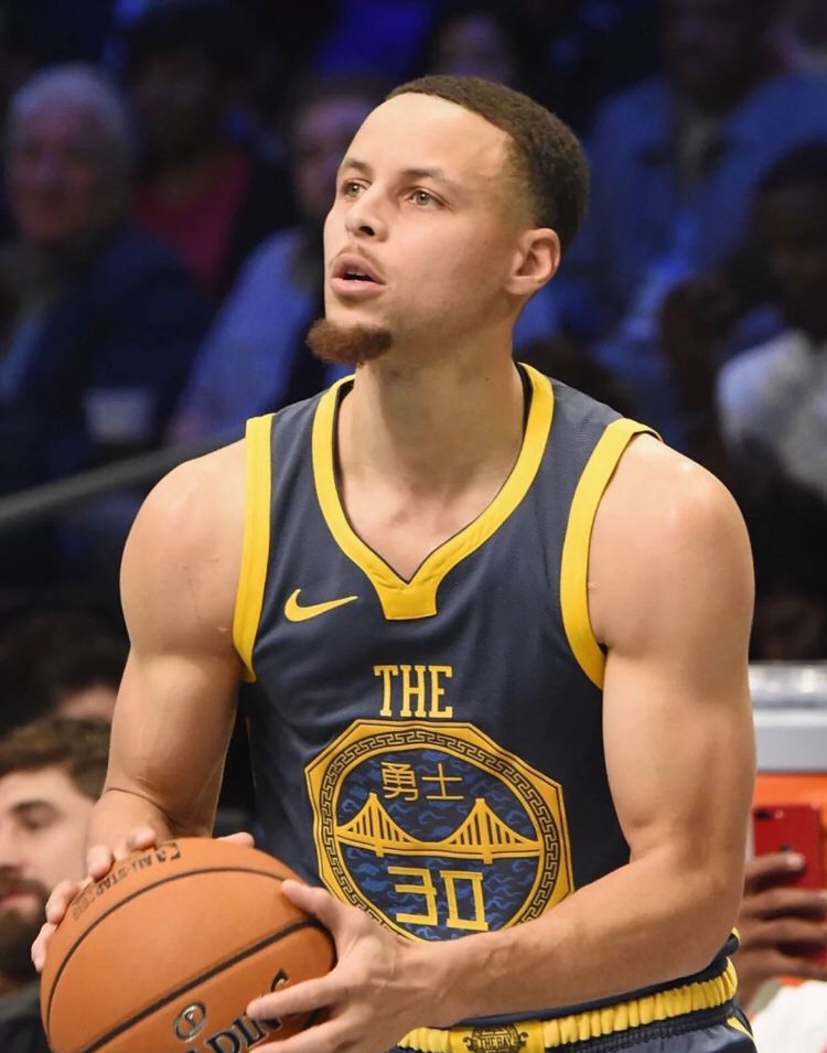 篮球比赛中 篮球比赛中